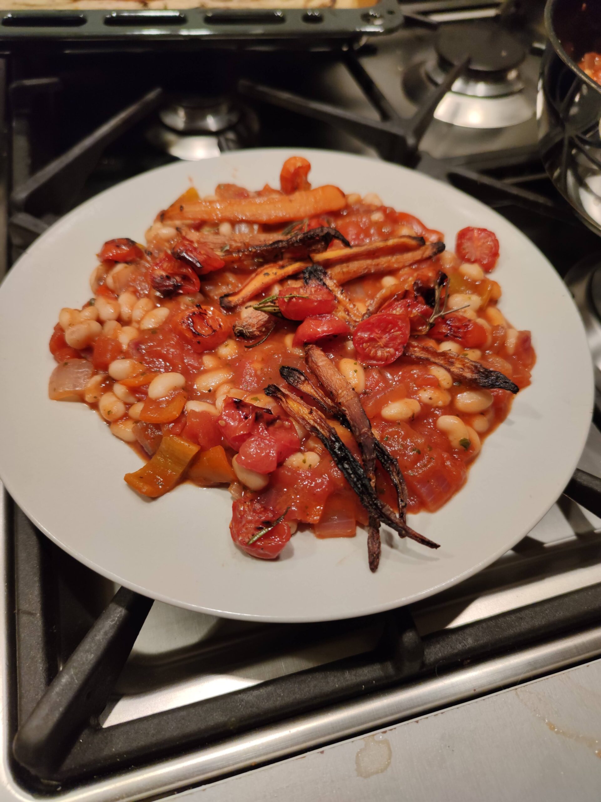 Chili-sin-carne aux haricots blancs et légumes rôtis