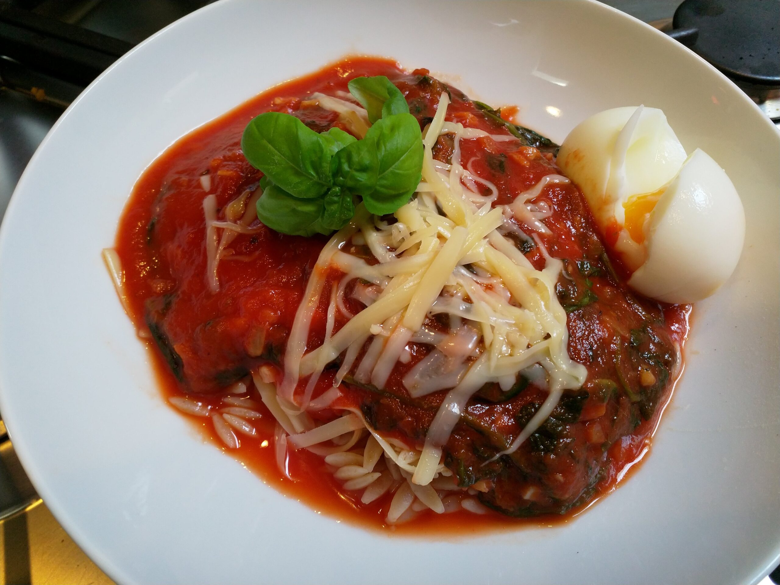 Recette de pâtes aux épinards, sauce tomate et œuf mollet