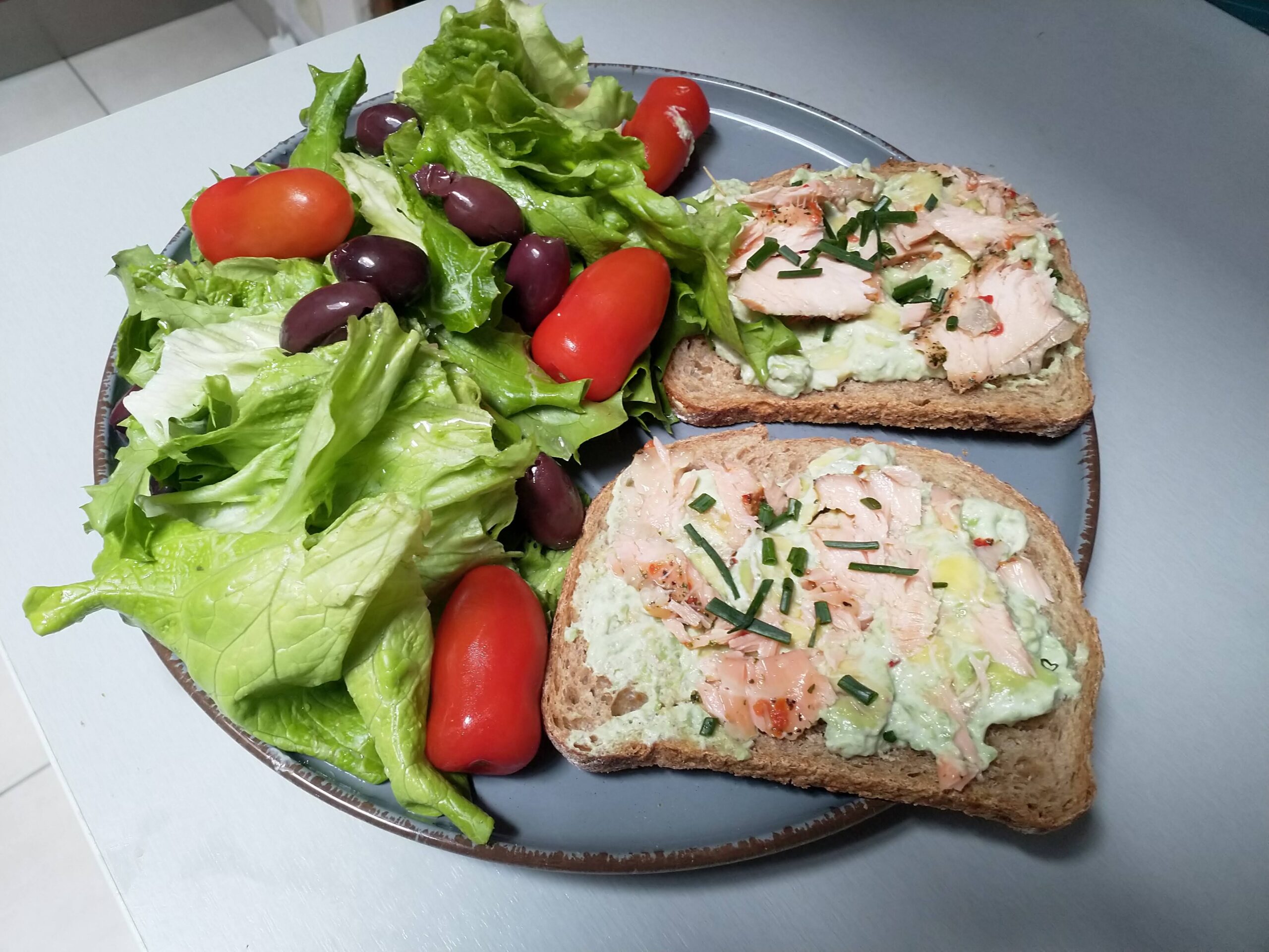 Recette d’avocado toast au saumon