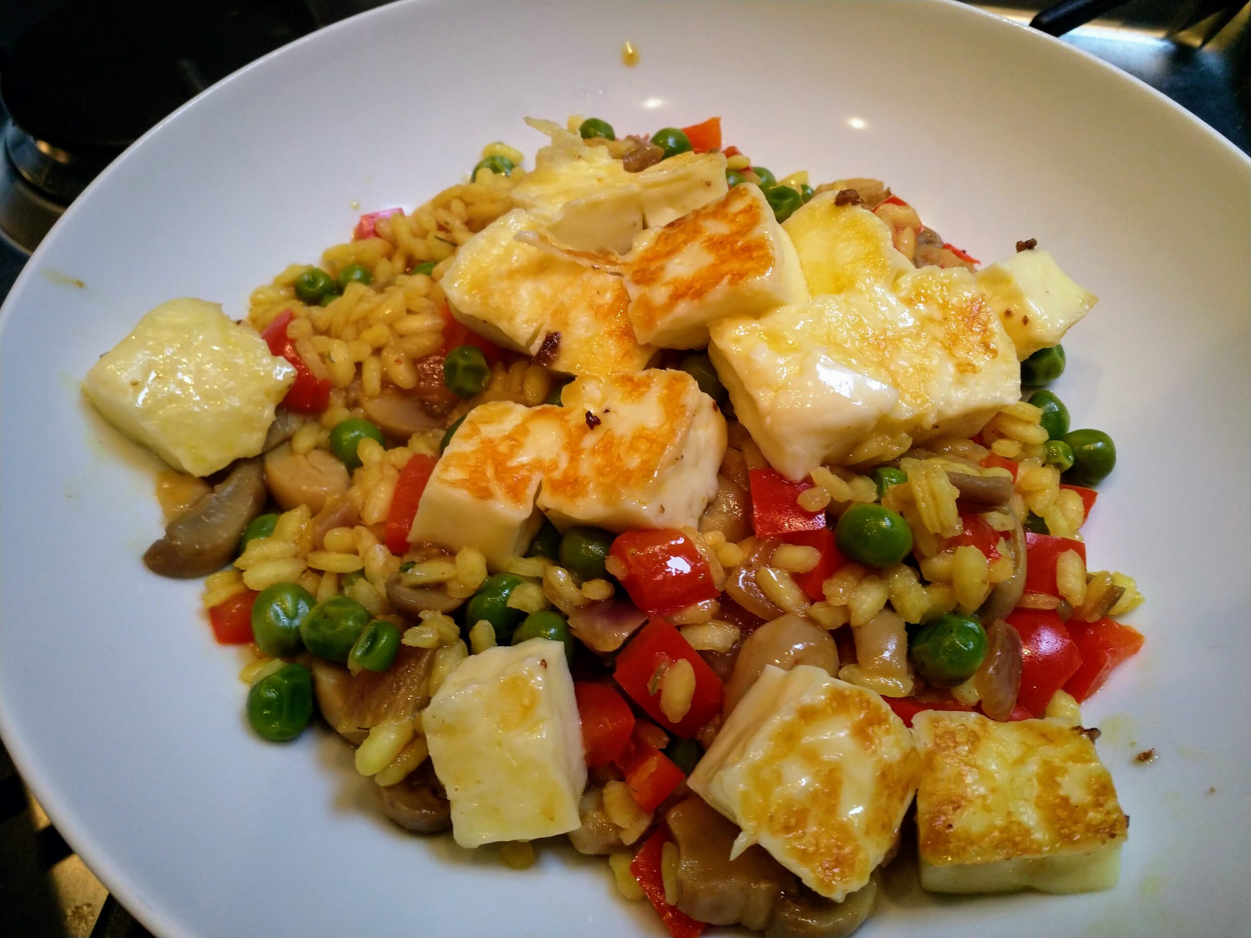 Riz aux légumes façon paella et halloumi