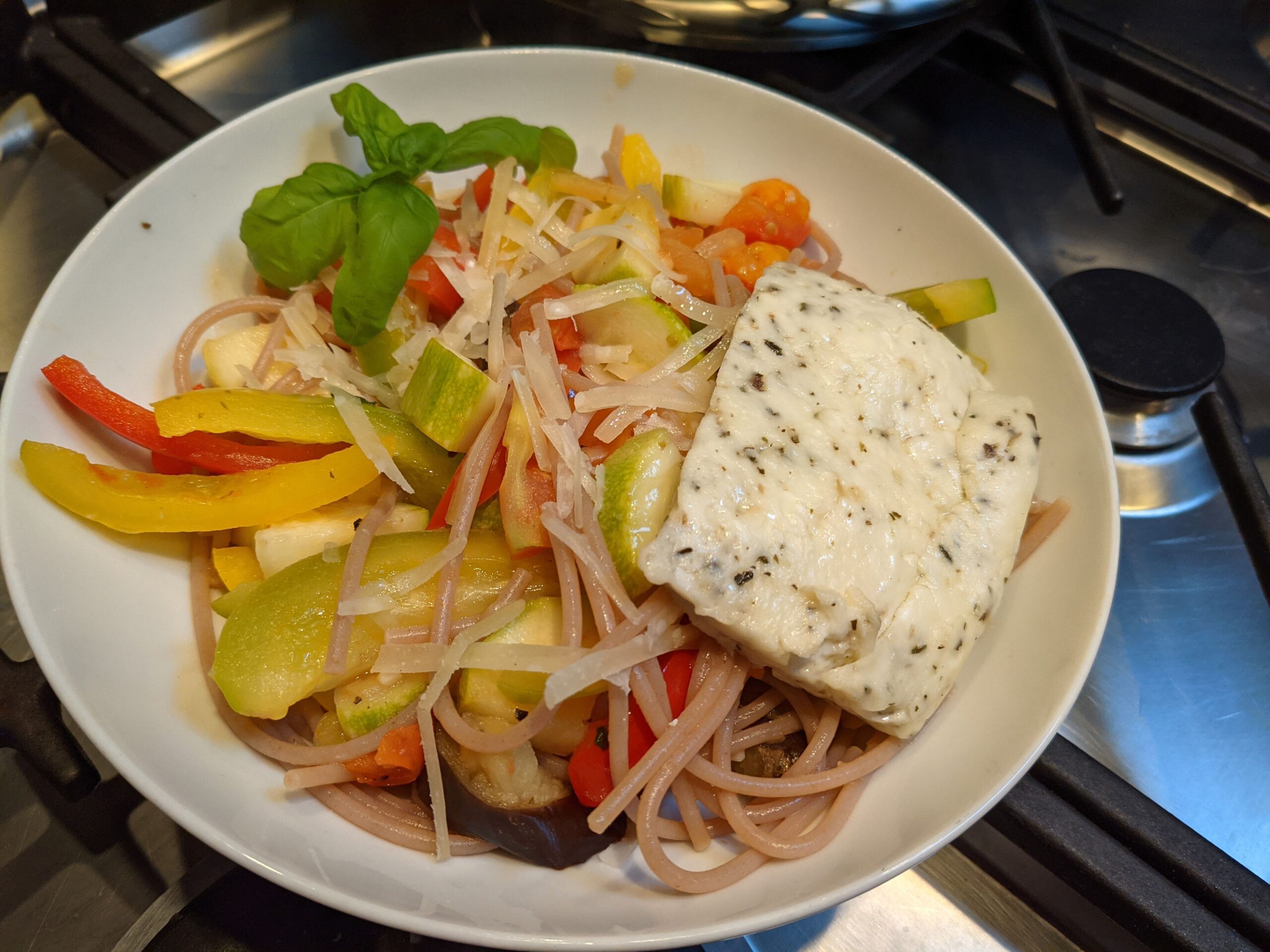 Recette de pate légumes du soleil, halloumi et basilic