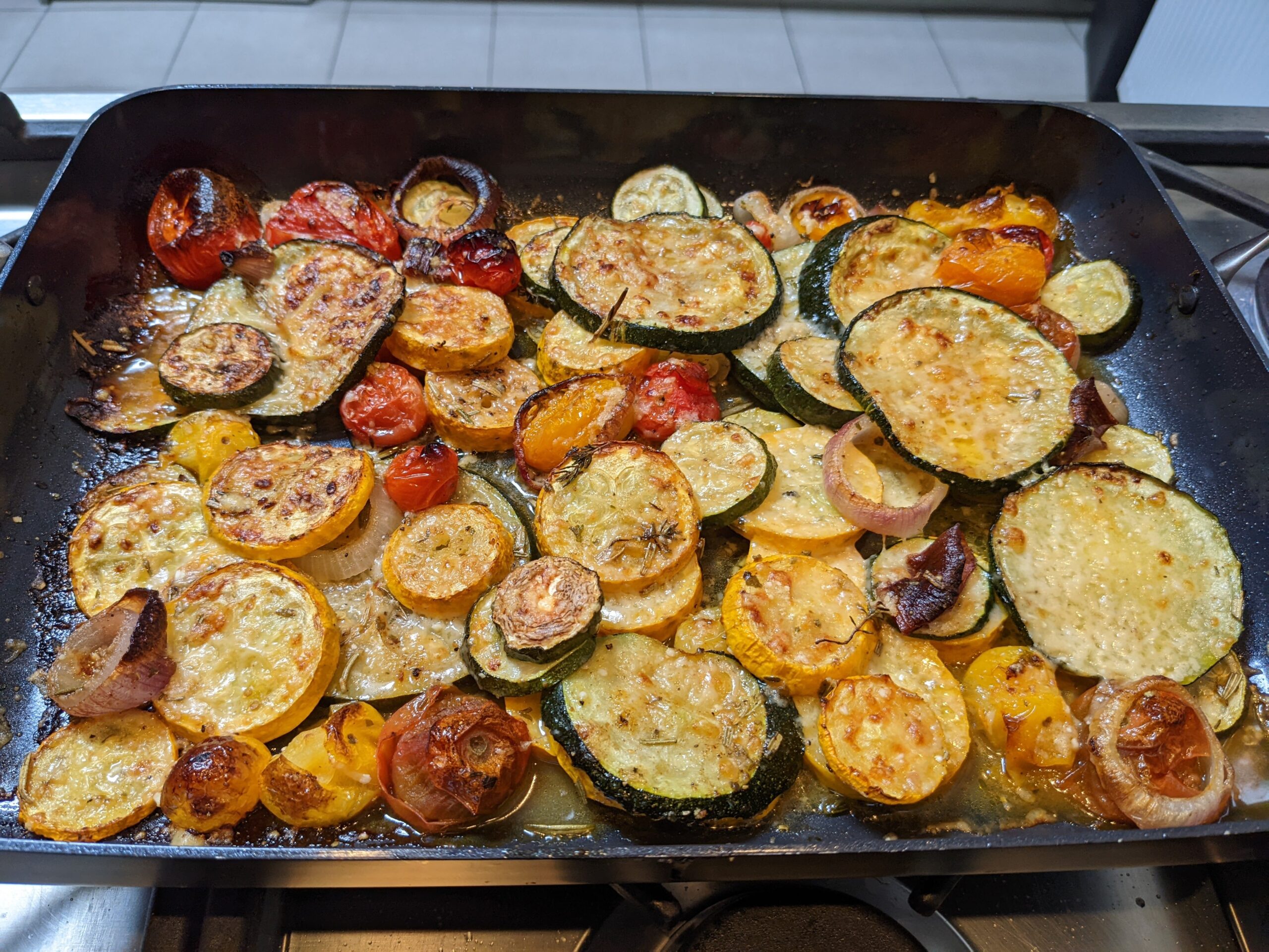 Courgettes et tomates rôties au four, gratinées au Parmesan