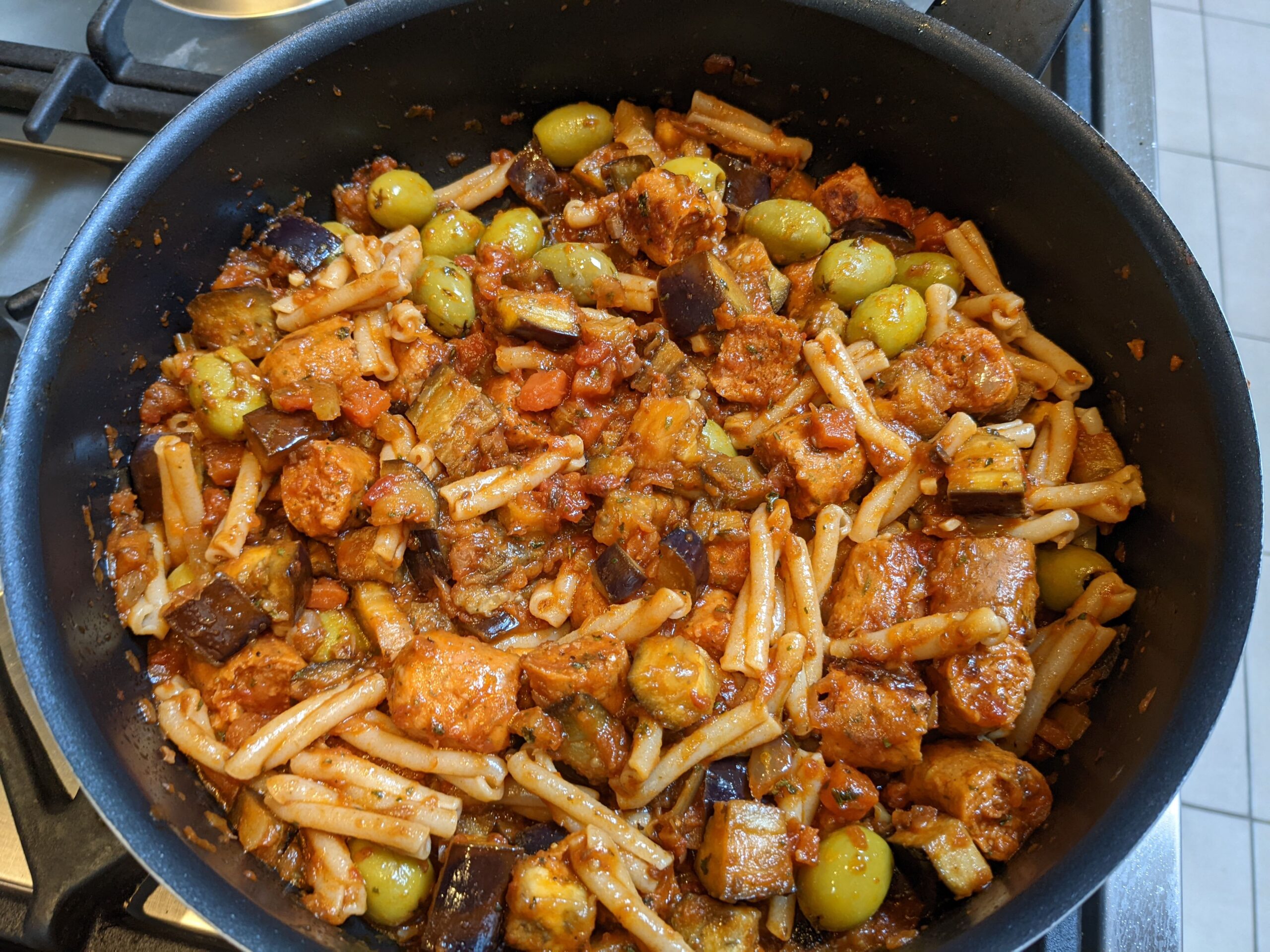 Pâtes aubergines et olives vertes