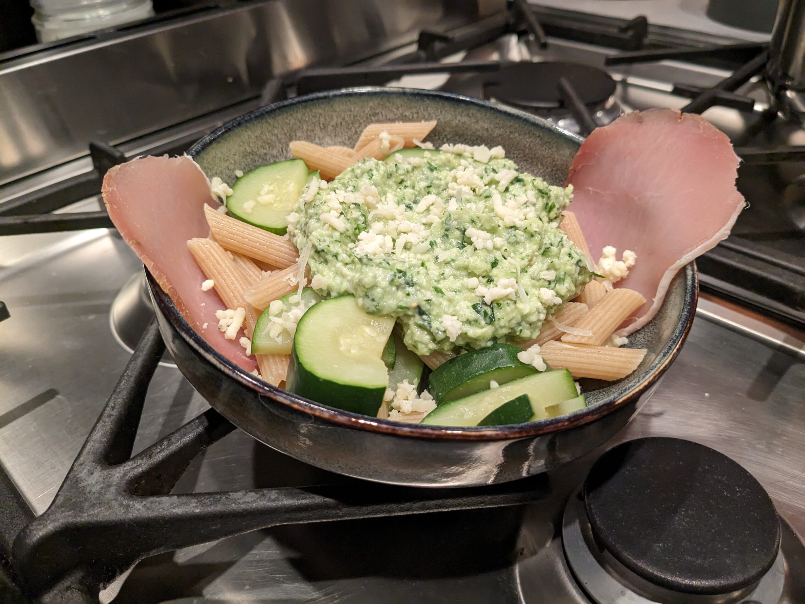 Pennes au pesto de courgettes