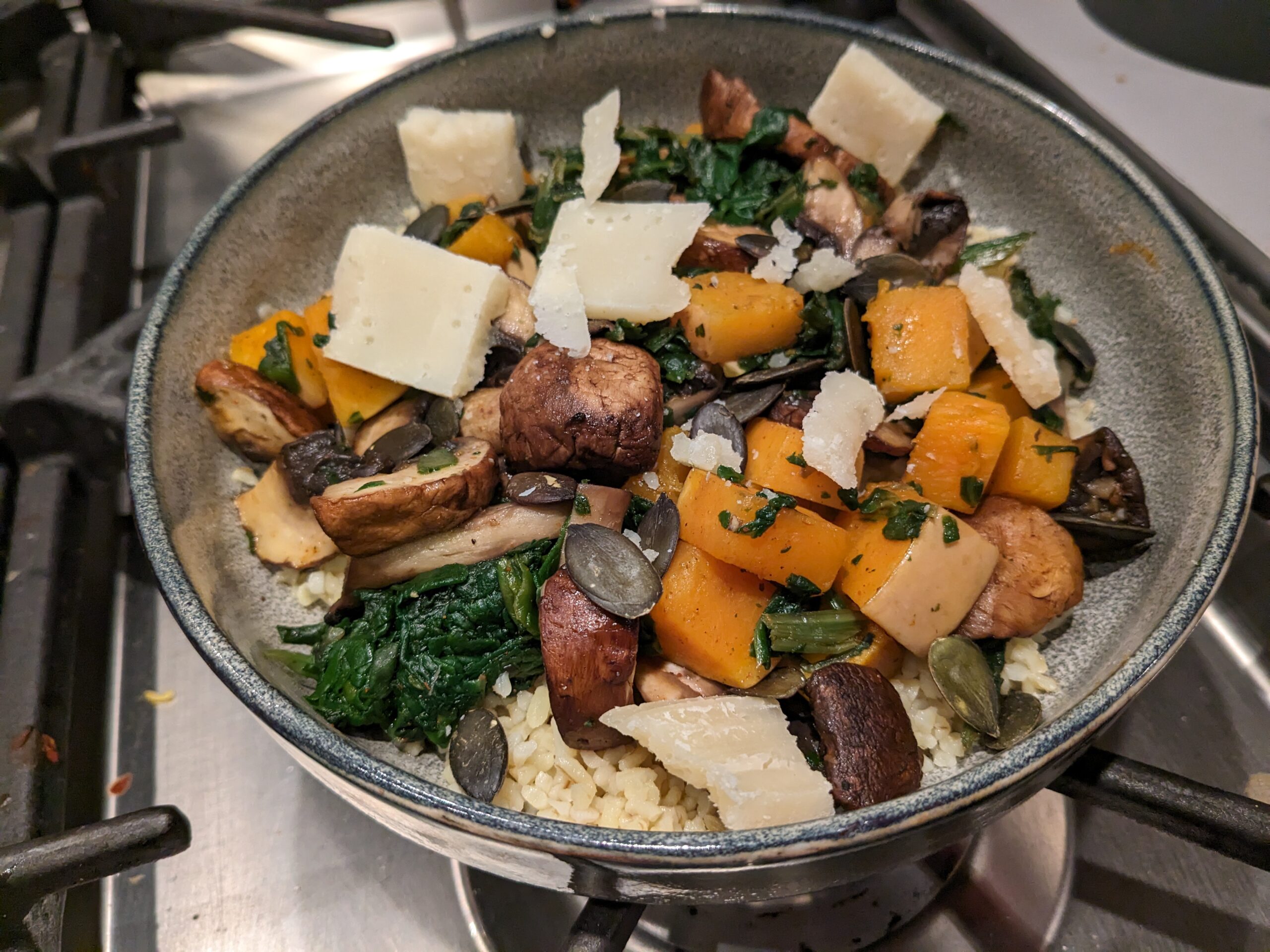 Poêlée de butternut, champignons, épinards et semoule