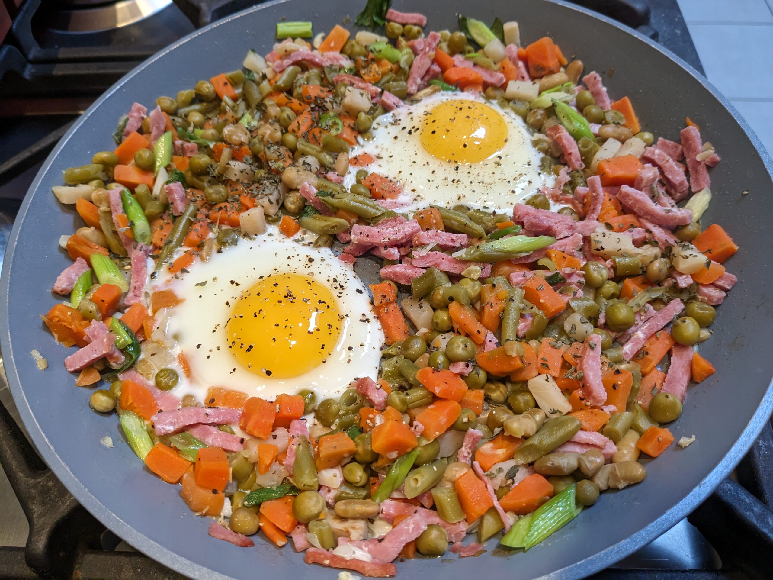 Œufs au nid aux petits pois et aux carottes