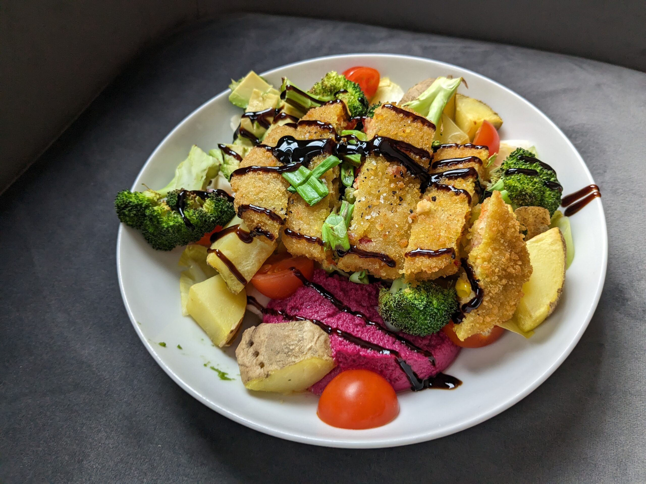 Salade-repas aux légumes grillés, chicon et escalopes véganes