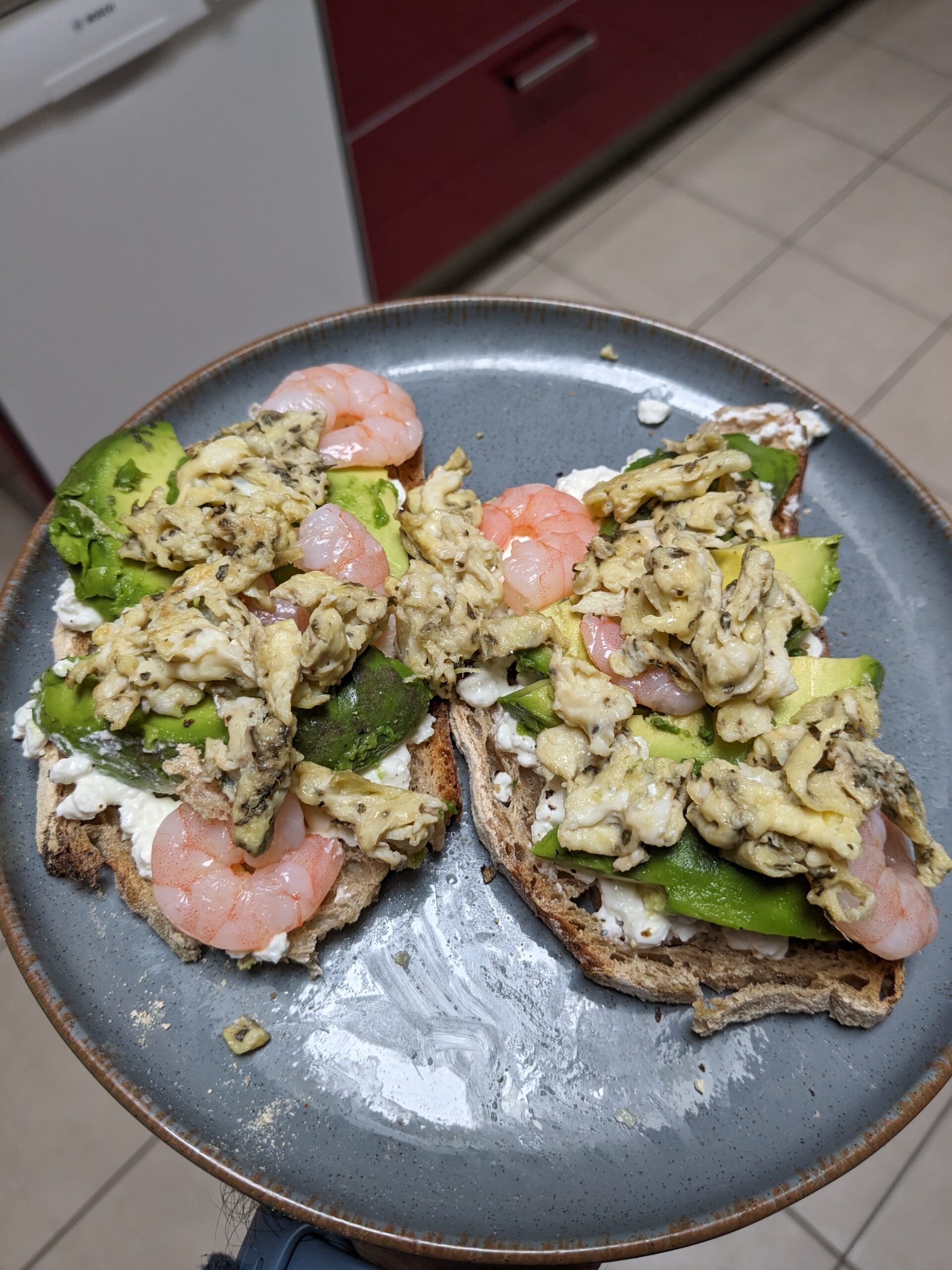 Toast avocat, crevette et œufs.