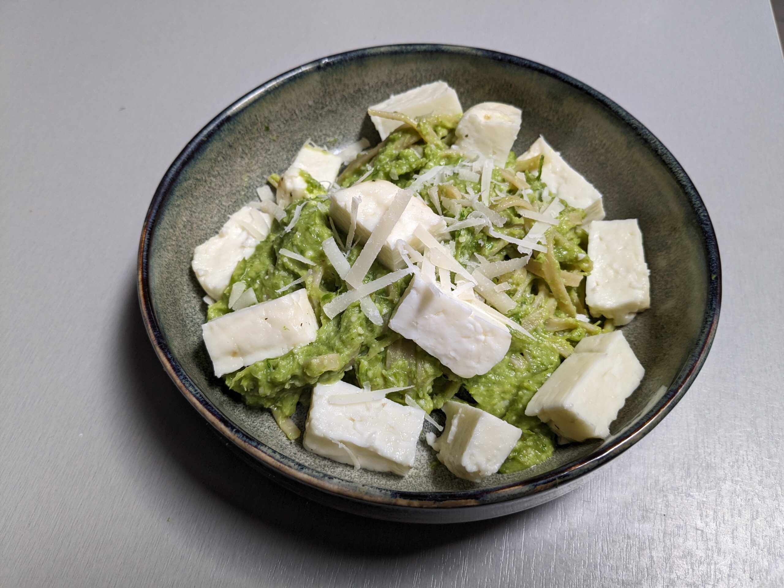 Spaghetti au pesto d’asperges vertes, citron et halloumi.