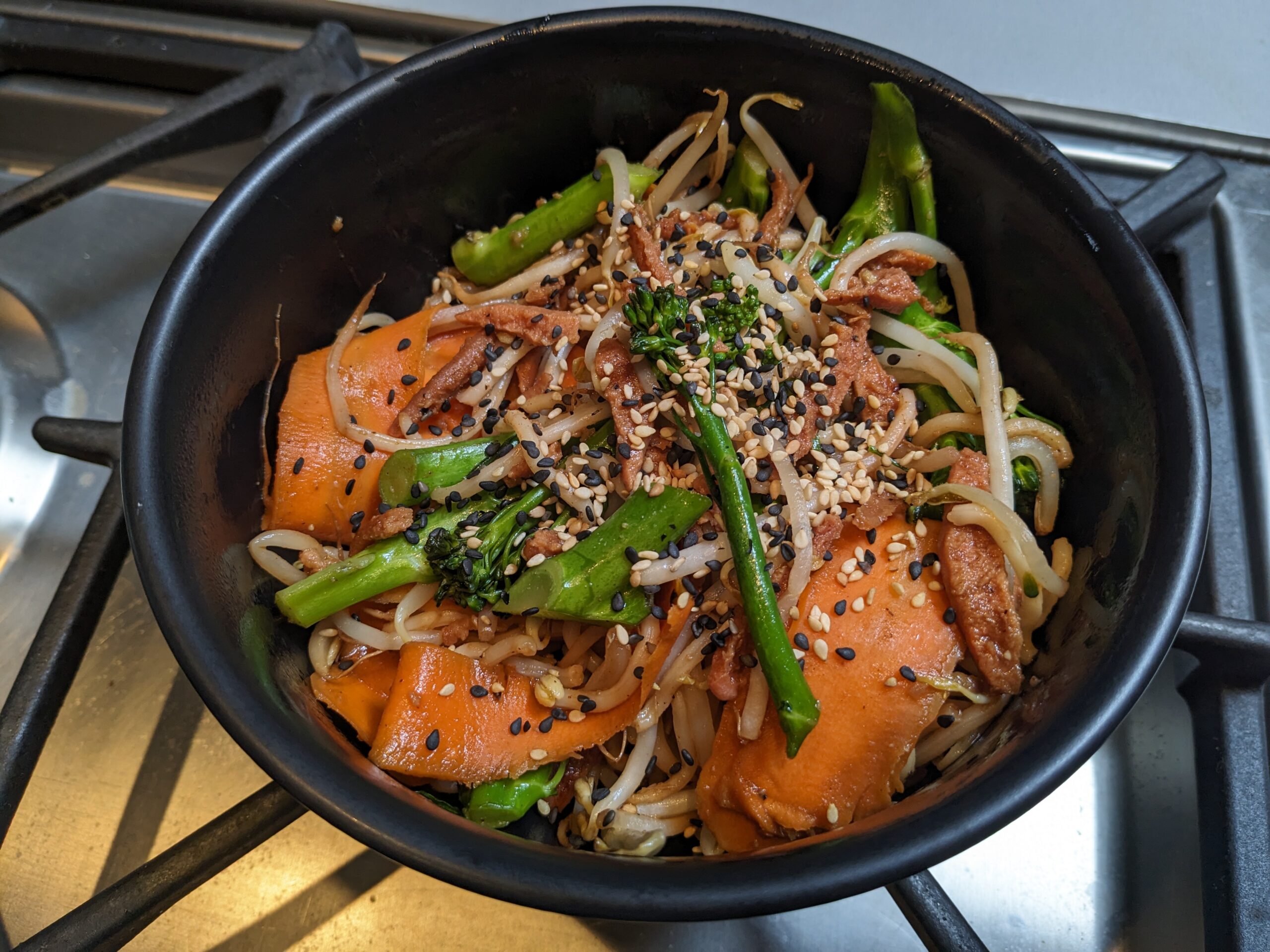 Wok de nouilles aus broccolinis et germes de soja