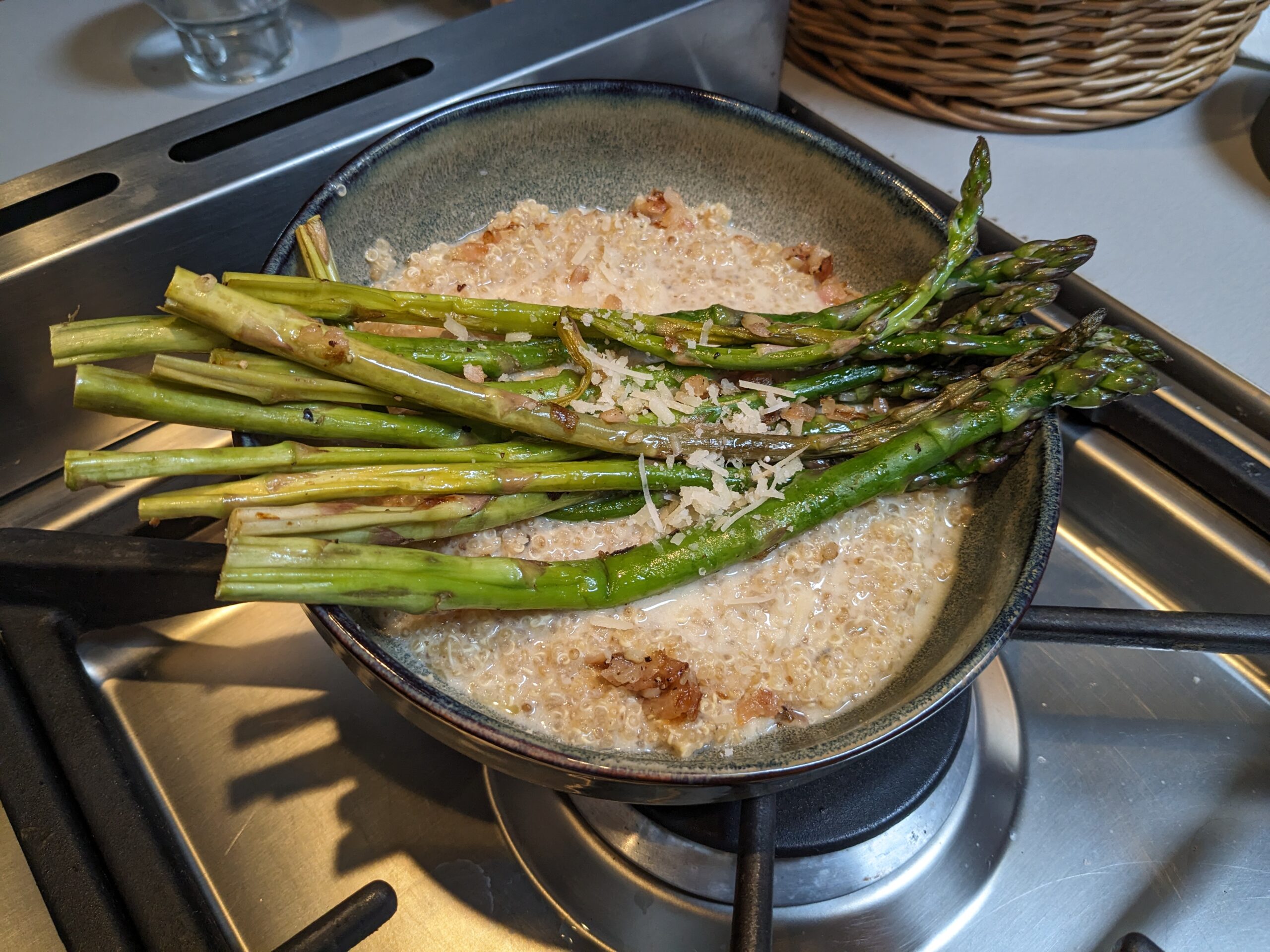 Risotto de quinoa aux asperges, citron et yaourt.