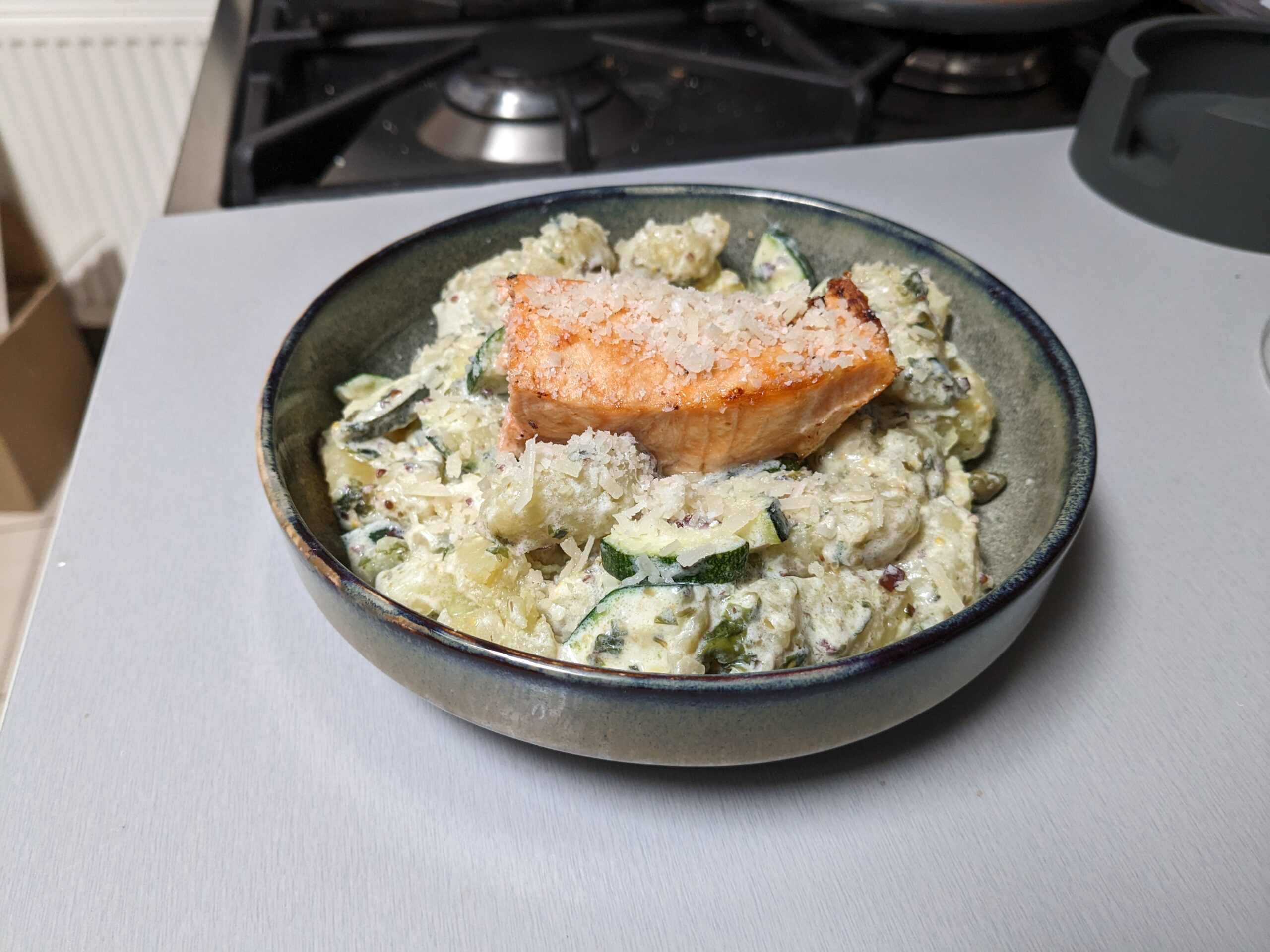 Saumon, courgettes à la crème et gnocchis