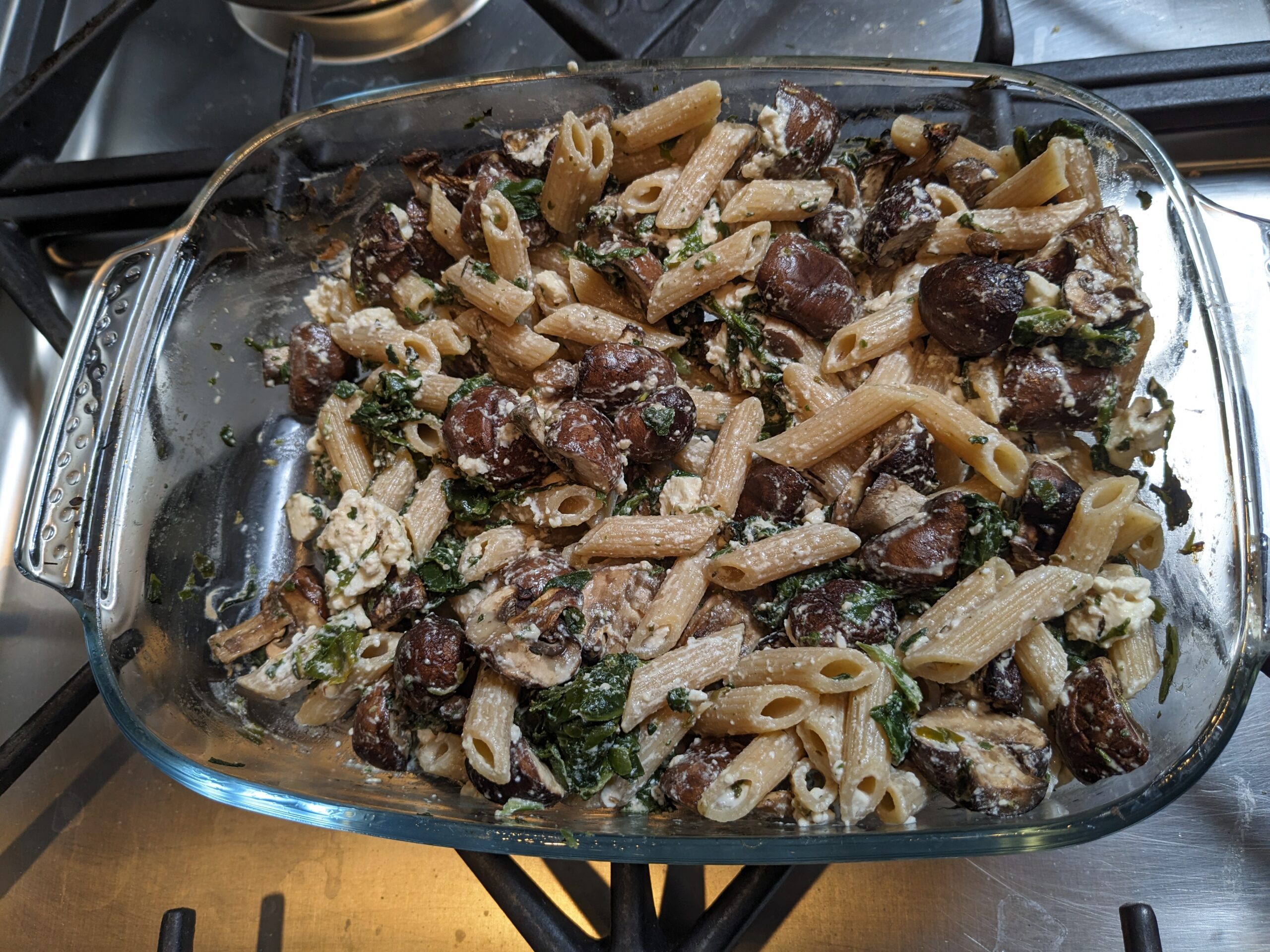 Baked féta pasta aux champignons et épinards