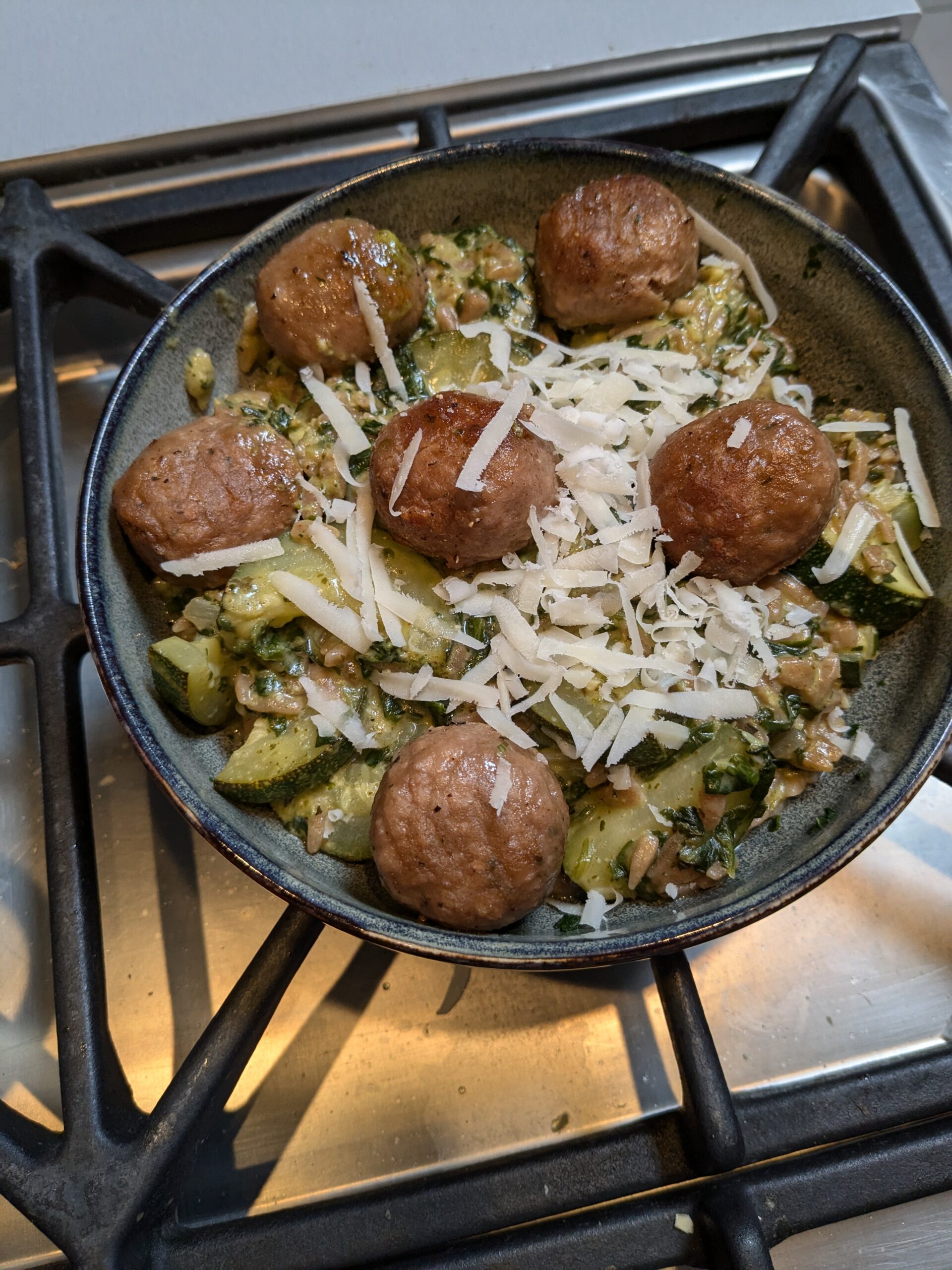 Boulette végé, pâtes grecques au pesto et aux légumes verts