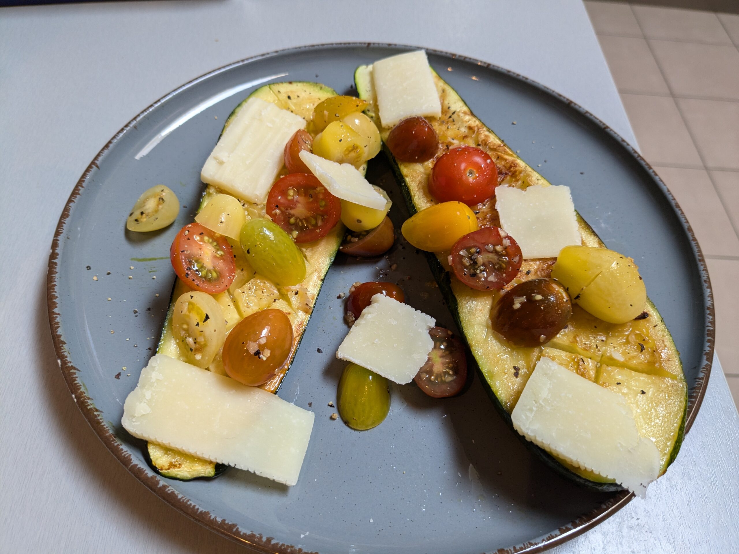 Courgettes grillées, tomates cerises et Parmesan