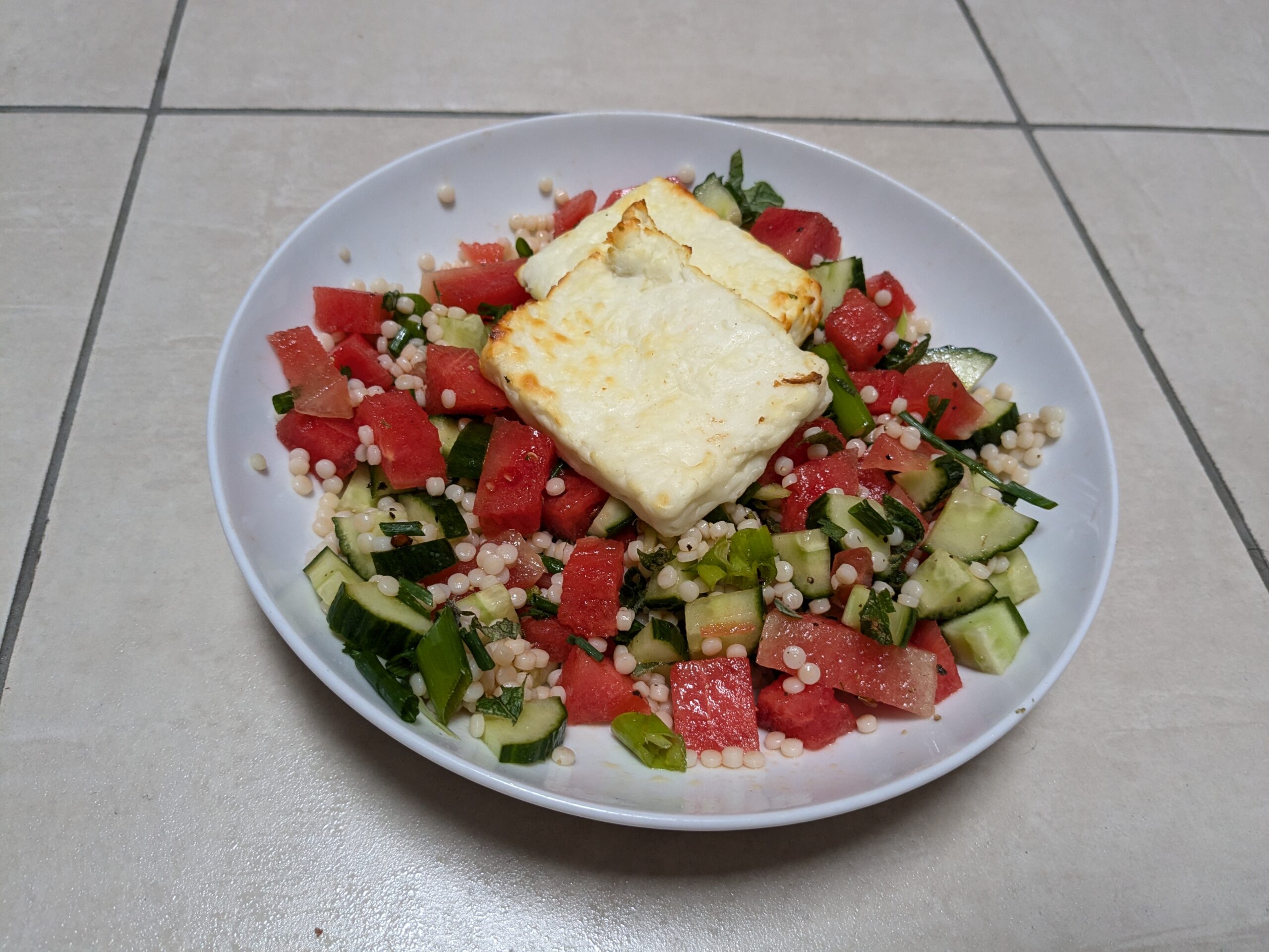 Halloumi grillé et salsa de concombre à la pastèque