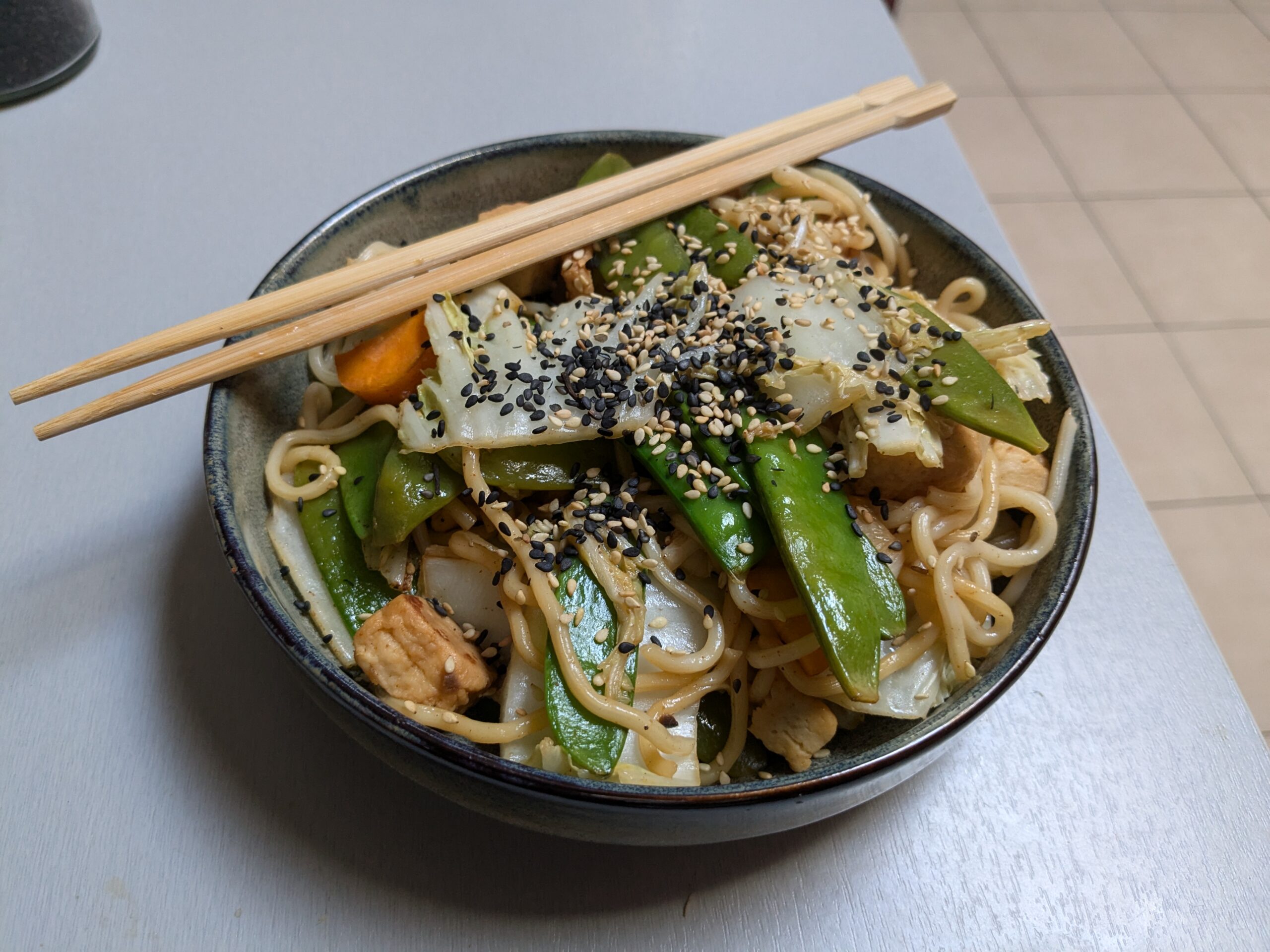 Nouilles aux lanières de tofu, chou pointu et mange-tout